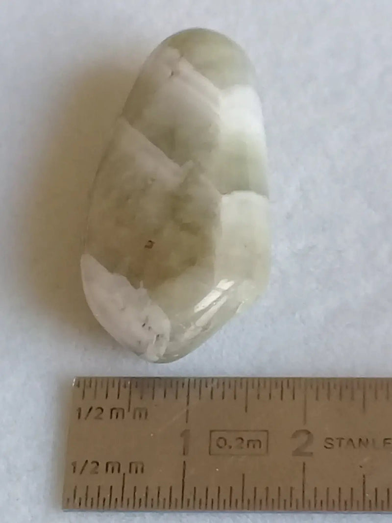 Load image into Gallery viewer, Prasiolite verte à chevrons pierre roulée Grade A++++ Prasiolite verte à chevrons
