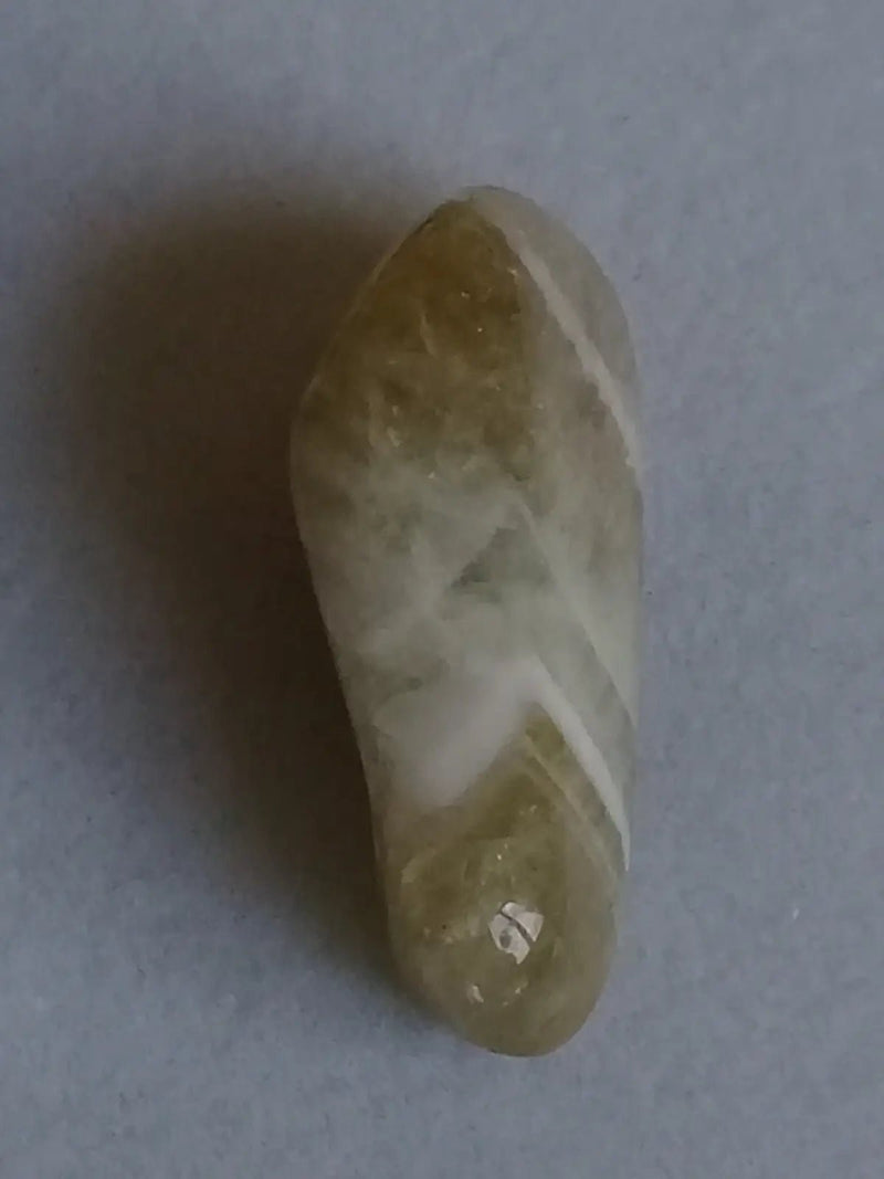 Load image into Gallery viewer, Prasiolite verte à chevrons pierre roulée Grade A++++ Prasiolite verte à chevrons
