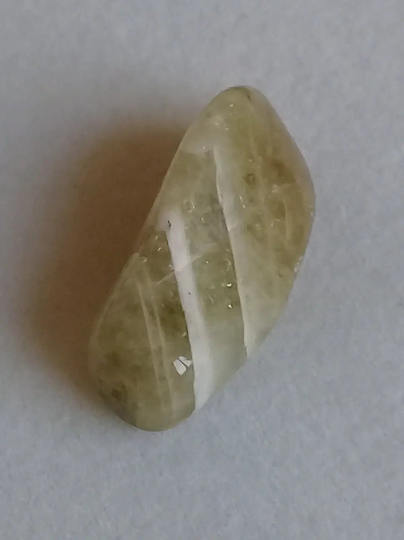 Load image into Gallery viewer, Prasiolite verte à chevrons pierre roulée Grade A++++ Prasiolite verte à chevrons
