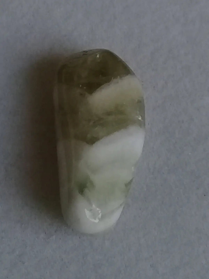 Load image into Gallery viewer, Prasiolite verte à chevrons pierre roulée Grade A++++ Prasiolite verte à chevrons
