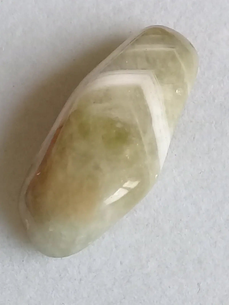 Load image into Gallery viewer, Prasiolite verte à chevrons pierre roulée Grade A++++ Prasiolite verte à chevrons
