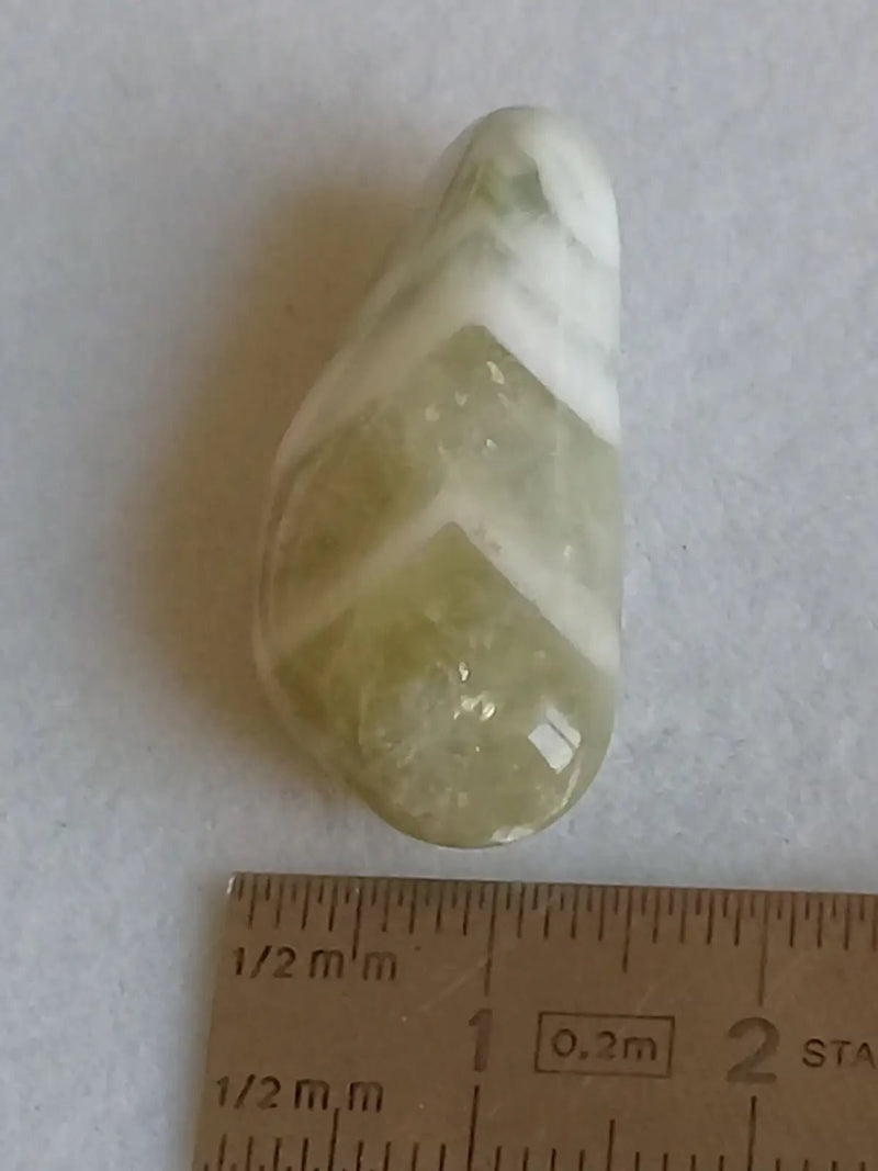 Load image into Gallery viewer, Prasiolite verte à chevrons pierre roulée Grade A++++ Prasiolite verte à chevrons
