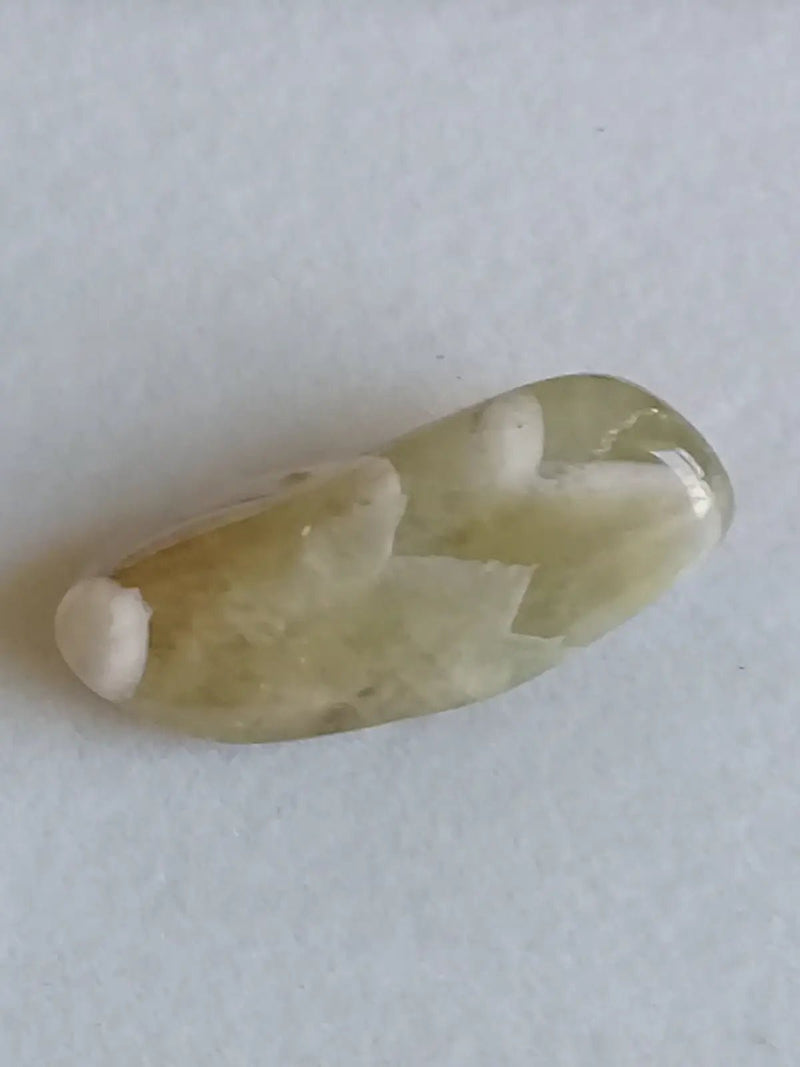 Load image into Gallery viewer, Prasiolite verte à chevrons pierre roulée Grade A++++ Prasiolite verte à chevrons
