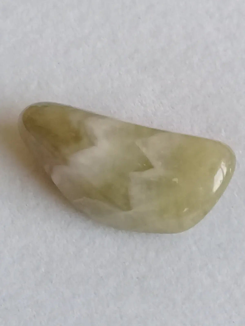 Load image into Gallery viewer, Prasiolite verte à chevrons pierre roulée Grade A++++ Prasiolite verte à chevrons
