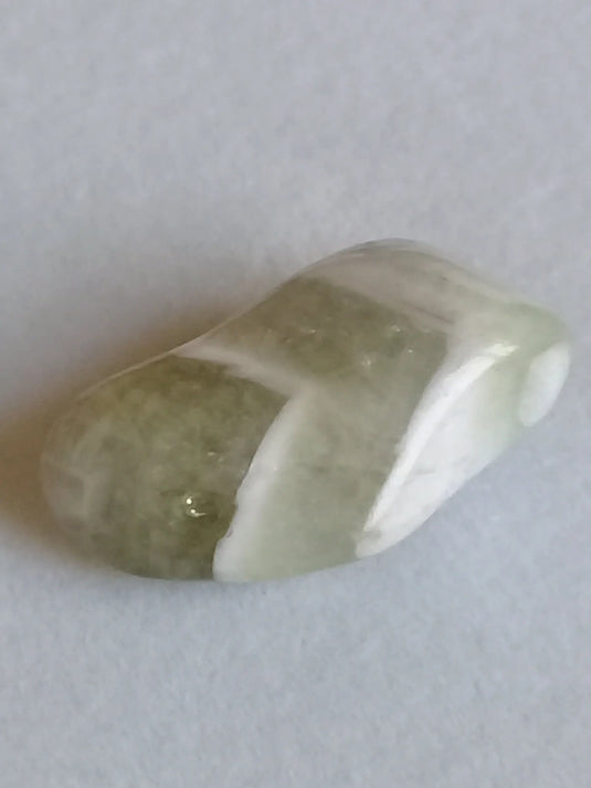 Prasiolite verte à chevrons pierre roulée Grade A++++ Prasiolite verte à chevrons Dans la besace du p'tit Poucet   