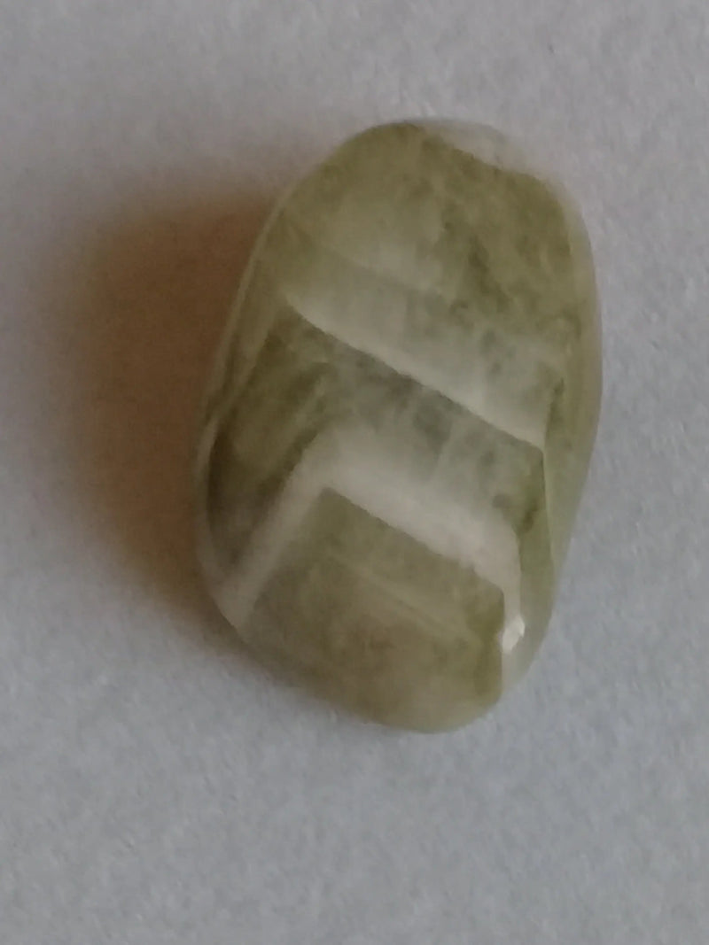Load image into Gallery viewer, Prasiolite verte à chevrons pierre roulée Grade A++++ Prasiolite verte à chevrons Dans la besace du p&#39;tit Poucet   
