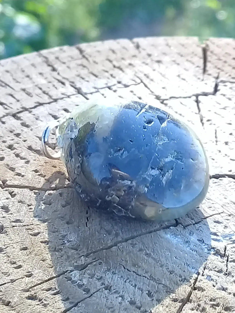 Load image into Gallery viewer, Préhnite pendentif Grade A ++++ Pendentif Préhnite
