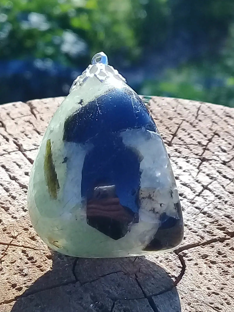 Load image into Gallery viewer, Préhnite pendentif Grade A ++++ Pendentif Préhnite
