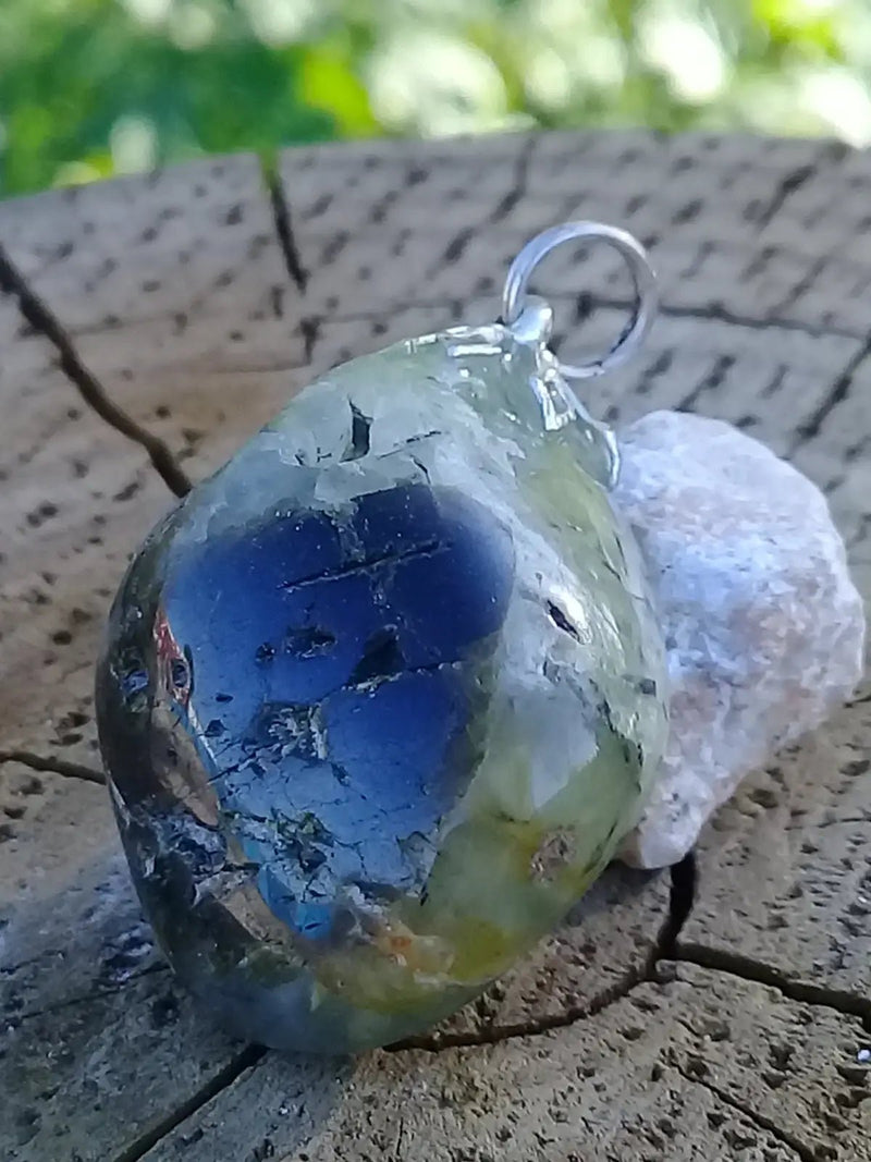 Load image into Gallery viewer, Préhnite pendentif Grade A ++++ Pendentif Préhnite
