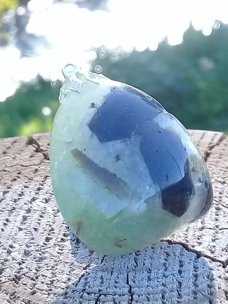 Load image into Gallery viewer, Préhnite pendentif Grade A ++++ Pendentif Préhnite
