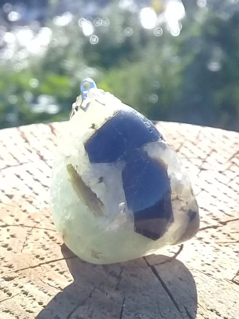 Load image into Gallery viewer, Préhnite pendentif Grade A ++++ Pendentif Préhnite
