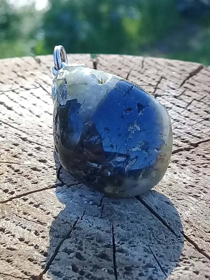 Load image into Gallery viewer, Préhnite pendentif Grade A ++++ Pendentif Préhnite
