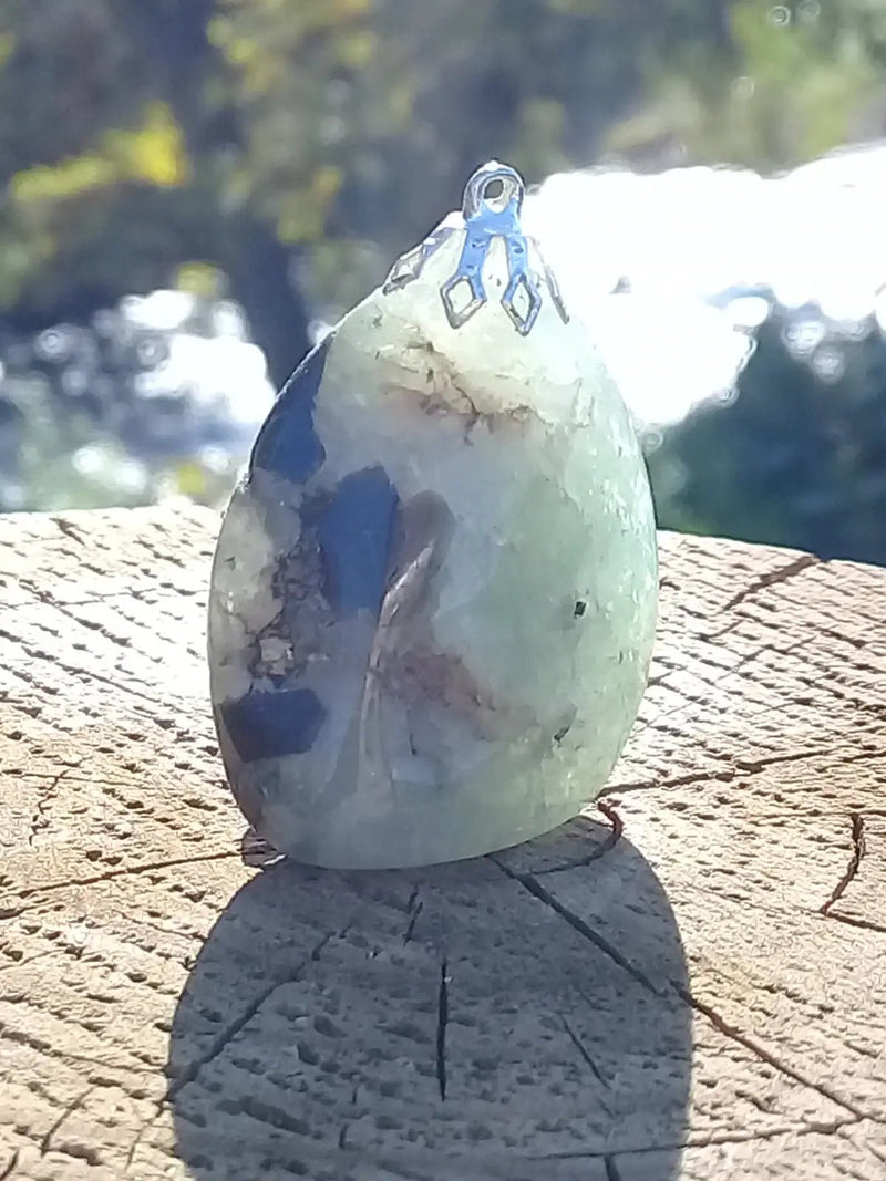 Load image into Gallery viewer, Préhnite pendentif Grade A ++++ Pendentif Préhnite
