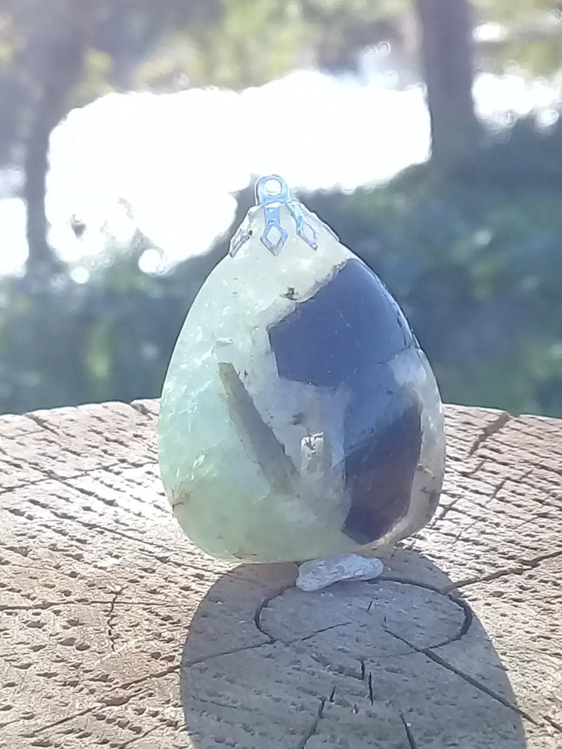 Load image into Gallery viewer, Préhnite pendentif Grade A ++++ Pendentif Préhnite
