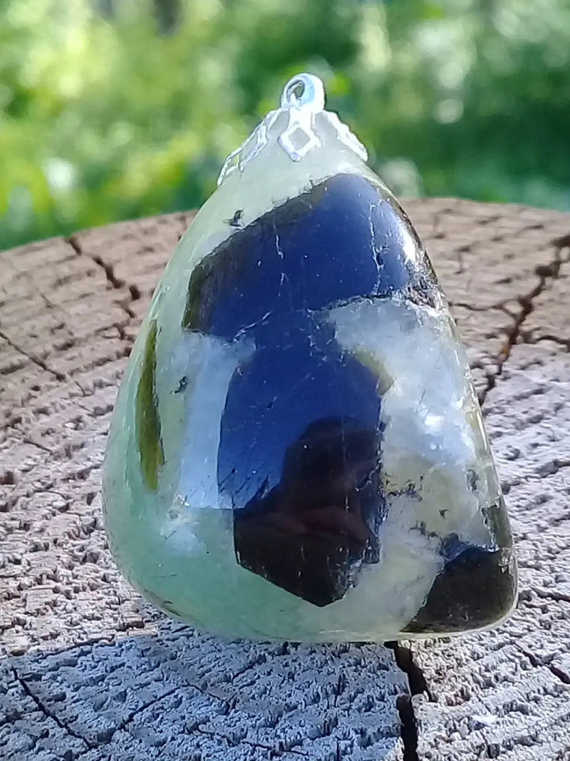 Load image into Gallery viewer, Préhnite pendentif Grade A ++++ Pendentif Préhnite
