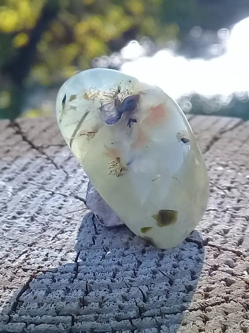 Load image into Gallery viewer, Préhnite pierre roulée Grade A ++++ Préhnite roulée
