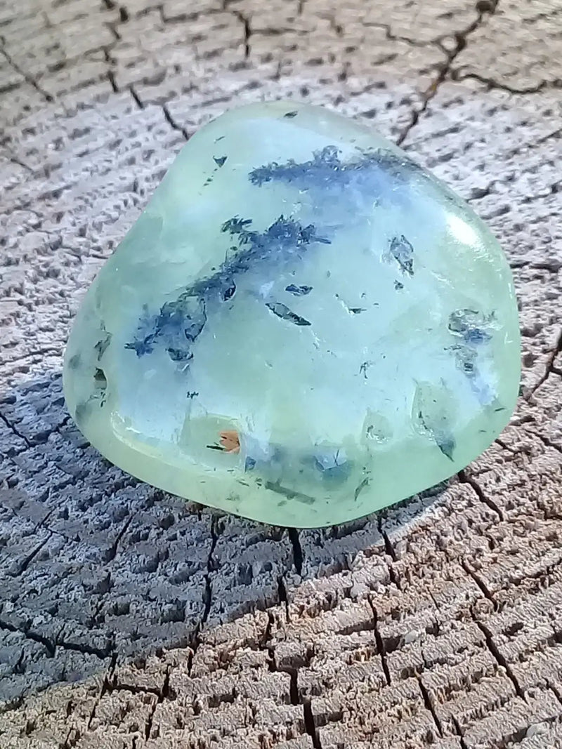 Load image into Gallery viewer, Préhnite pierre roulée Grade A ++++ Préhnite roulée
