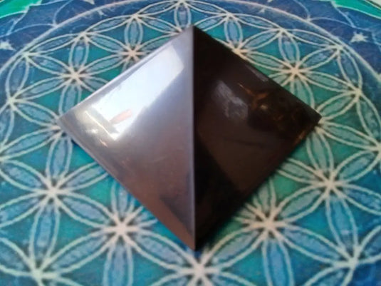 Pyramide en shungite Grade A ++++ 5 x 5cm Pyramide en shungite Dans la besace du p'tit Poucet...   