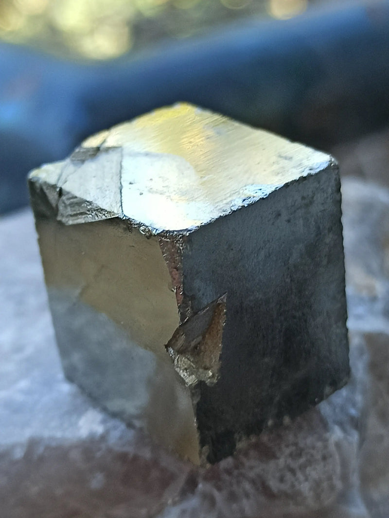 Chargez l&#39;image dans la visionneuse de la galerie, Pyrite d’Amérique du Sud cube brut Grade A ++++ Pierre brute Dans la besace du p&#39;tit Poucet   
