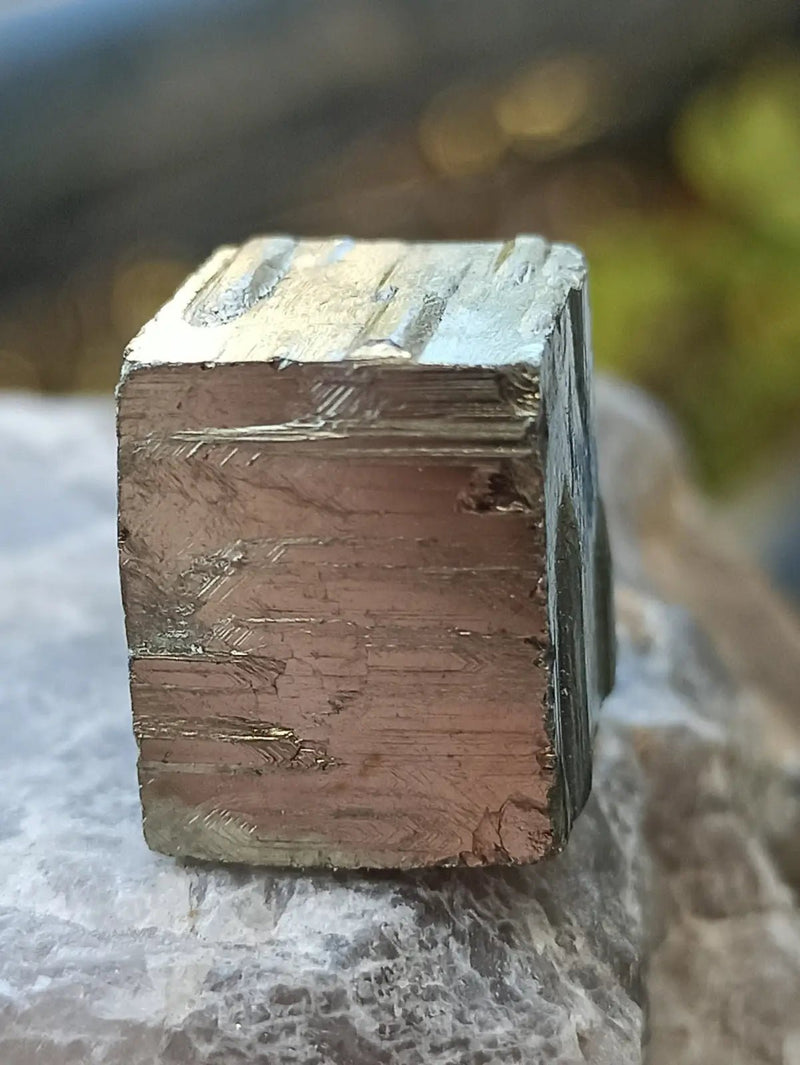 Load image into Gallery viewer, Pyrite d’Amérique du Sud cube brut Grade A++++ Pierre brute
