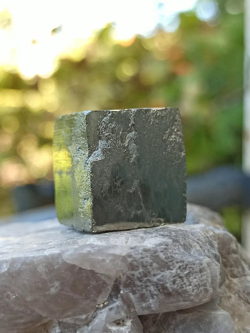 Load image into Gallery viewer, Pyrite d’Amérique du Sud cube brut Grade A++++ Pierre brute
