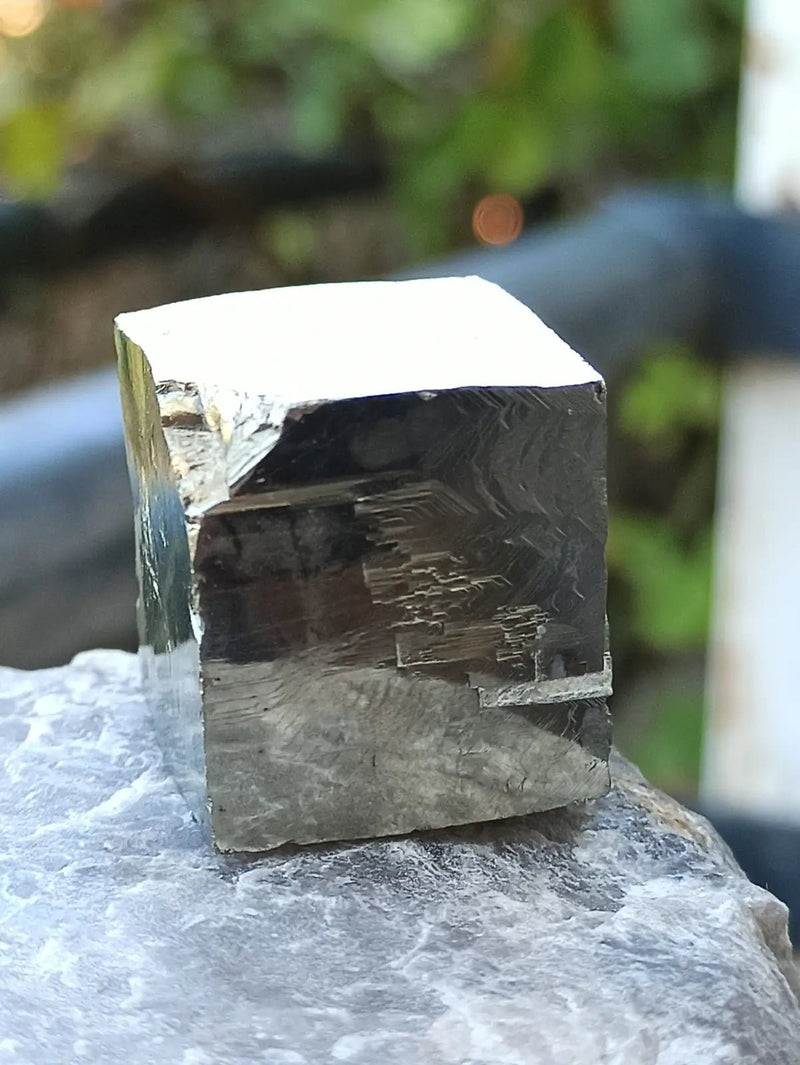 Chargez l&#39;image dans la visionneuse de la galerie, Pyrite d’Amérique du Sud cube brut Grade A ++++ Pierre brute
