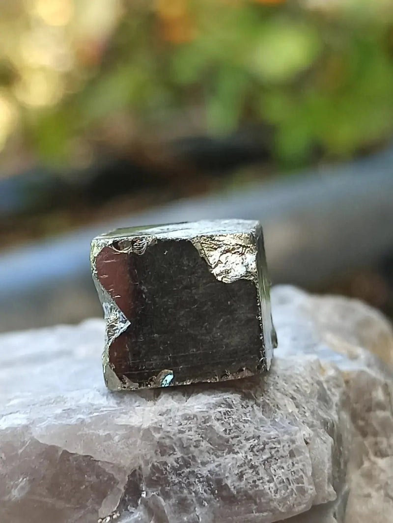 Chargez l&#39;image dans la visionneuse de la galerie, Pyrite d’Amérique du sud cube brut Grade A++++ Pierre brute
