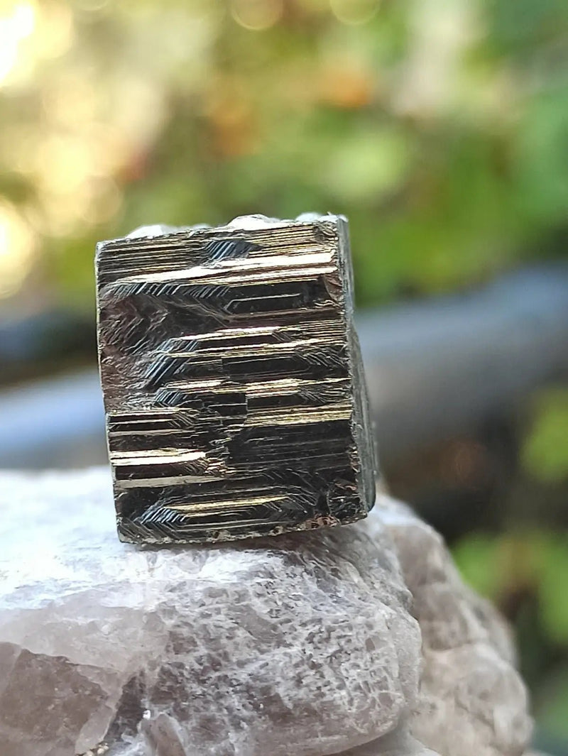 Load image into Gallery viewer, Pyrite d’Amérique du Sud cube brut Grade A++++ Pierre brute
