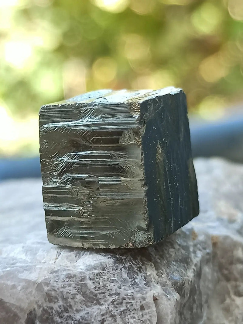 Load image into Gallery viewer, Pyrite d’Amérique du Sud cube brut Grade A++++ Pierre brute
