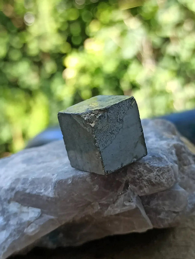 Load image into Gallery viewer, Pyrite d’Amérique du Sud cube brut Grade A++++ Pierre brute
