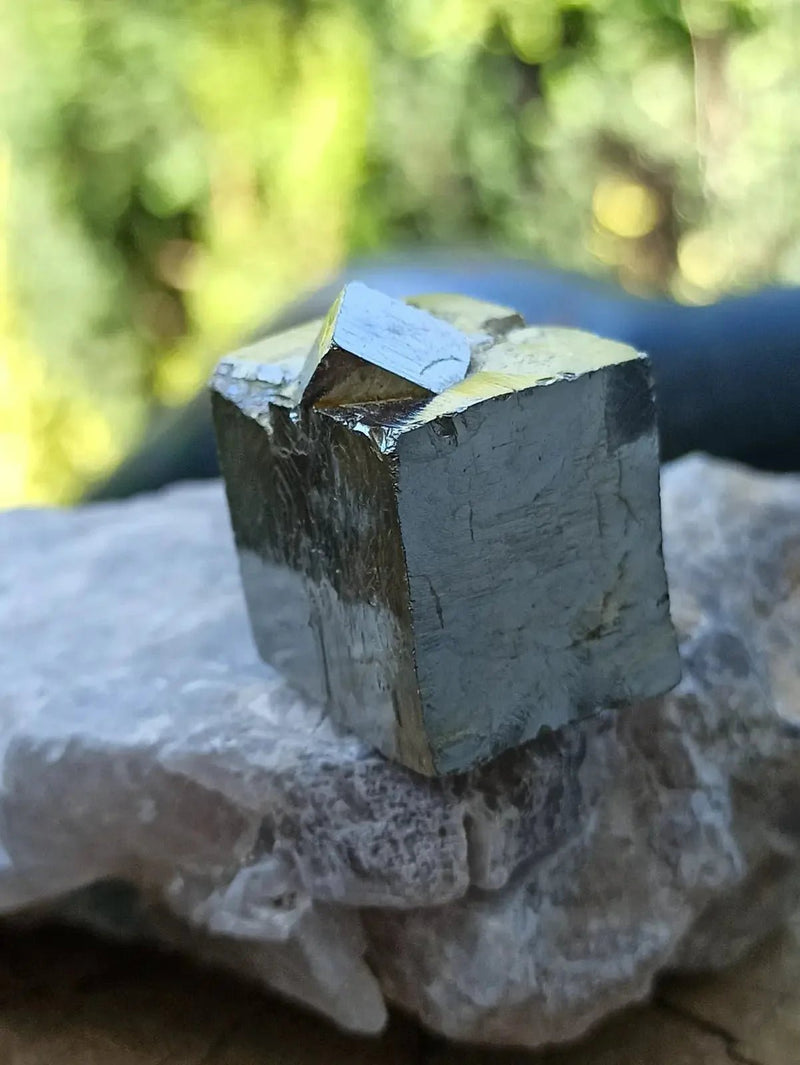 Load image into Gallery viewer, Pyrite d’Amérique du Sud cube brut Grade A++++ Pierre brute
