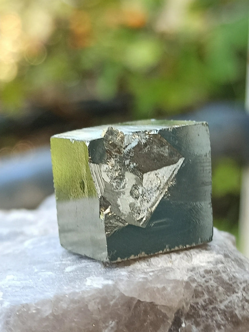 Load image into Gallery viewer, Pyrite d’Amérique du sud cube brut Grade A++++ Pierre brute Dans la besace du p&#39;tit Poucet...   
