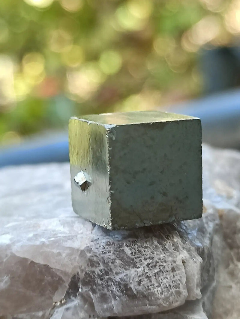 Chargez l&#39;image dans la visionneuse de la galerie, Pyrite d’Amérique du sud cube brut Grade A++++ Pierre brute
