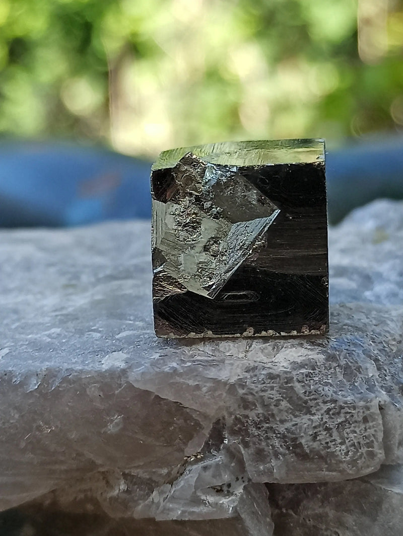 Load image into Gallery viewer, Pyrite d’Amérique du sud cube brut Grade A++++ Pierre brute Dans la besace du p&#39;tit Poucet...   
