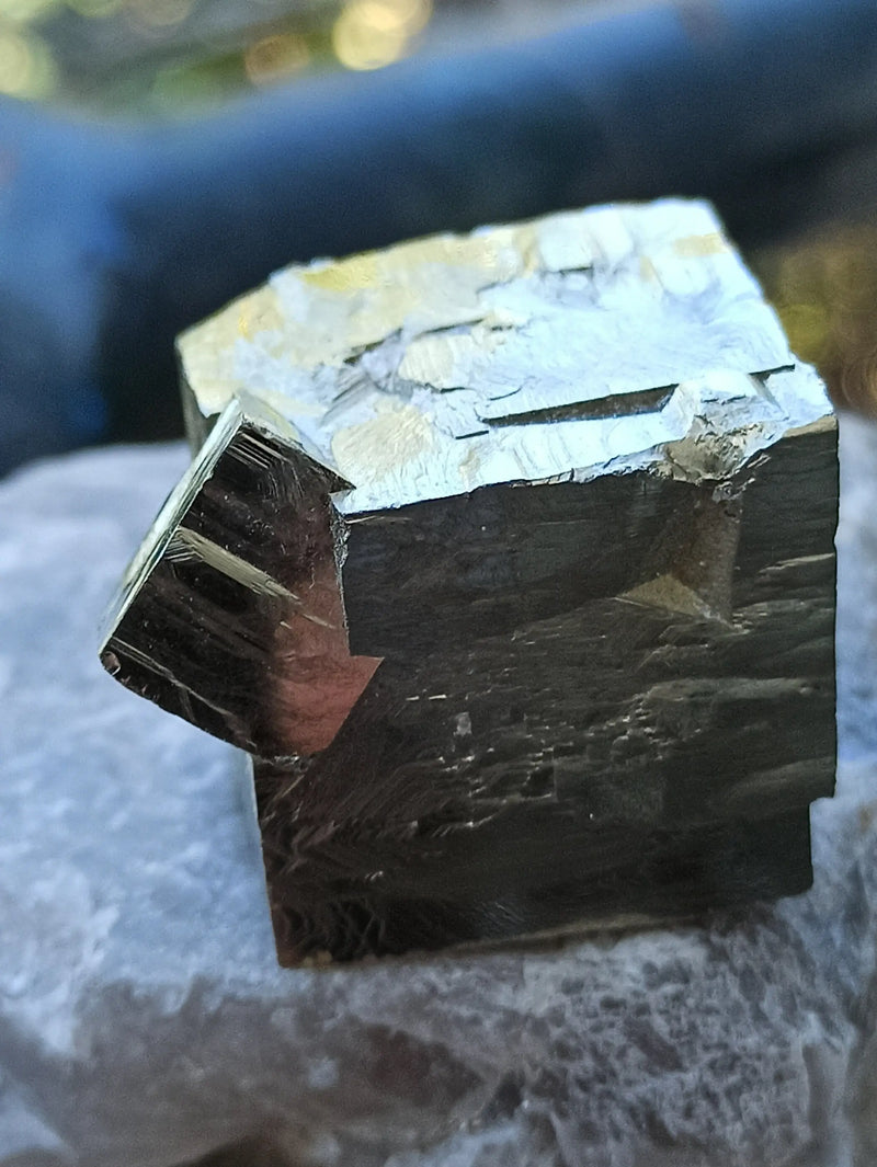 Cargue la imagen en el visor de la galería, Pyrite d’Amérique du Sud cube brut Grade A ++++ Pierre brute Dans la besace du p&#39;tit Poucet   

