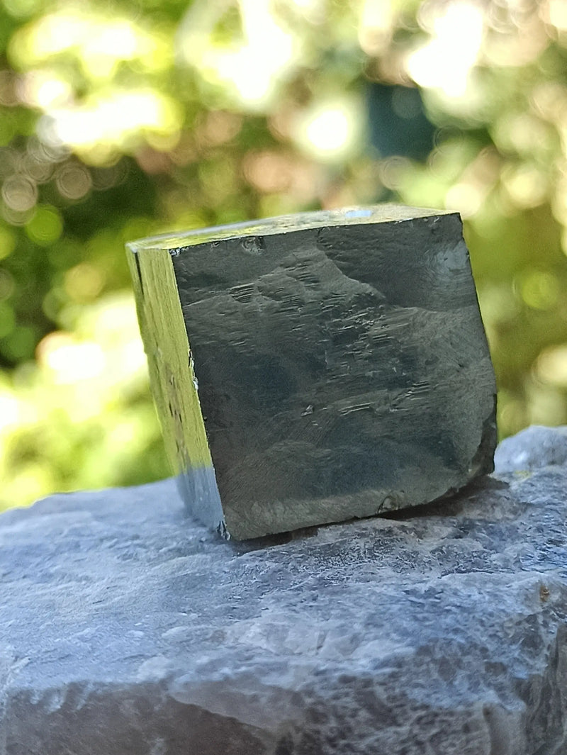 Cargue la imagen en el visor de la galería, Pyrite d’Amérique du Sud cube brut Grade A ++++ Pierre brute Dans la besace du p&#39;tit Poucet   
