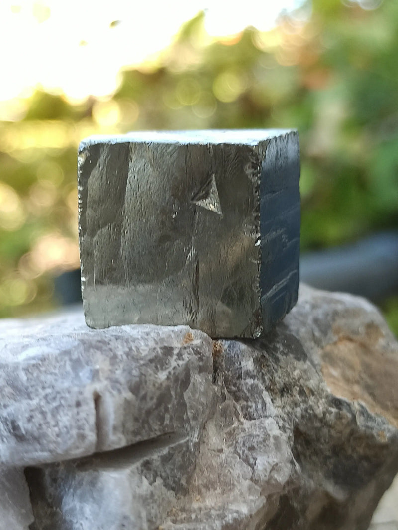 Cargue la imagen en el visor de la galería, Pyrite d’Amérique du sud cube brut Grade A++++ Pierre brute Dans la besace du p&#39;tit Poucet   
