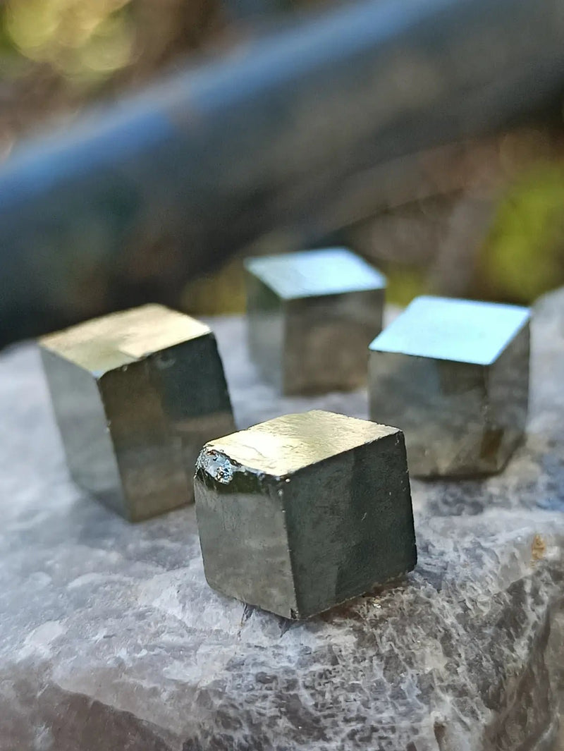 Chargez l&#39;image dans la visionneuse de la galerie, Pyrite d’Amérique du Sud cubes bruts Grade A++++ Pierre brute
