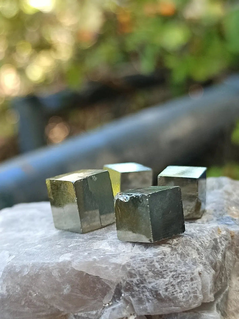 Chargez l&#39;image dans la visionneuse de la galerie, Pyrite d’Amérique du Sud cubes bruts Grade A++++ Pierre brute
