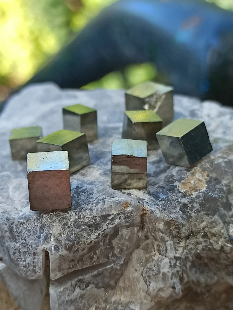 Загрузить изображение в просмотрщик галереи, Pyrite d’Amérique du Sud cubes bruts Grade A++++ Pierre brute Dans la besace du p&#39;tit Poucet   
