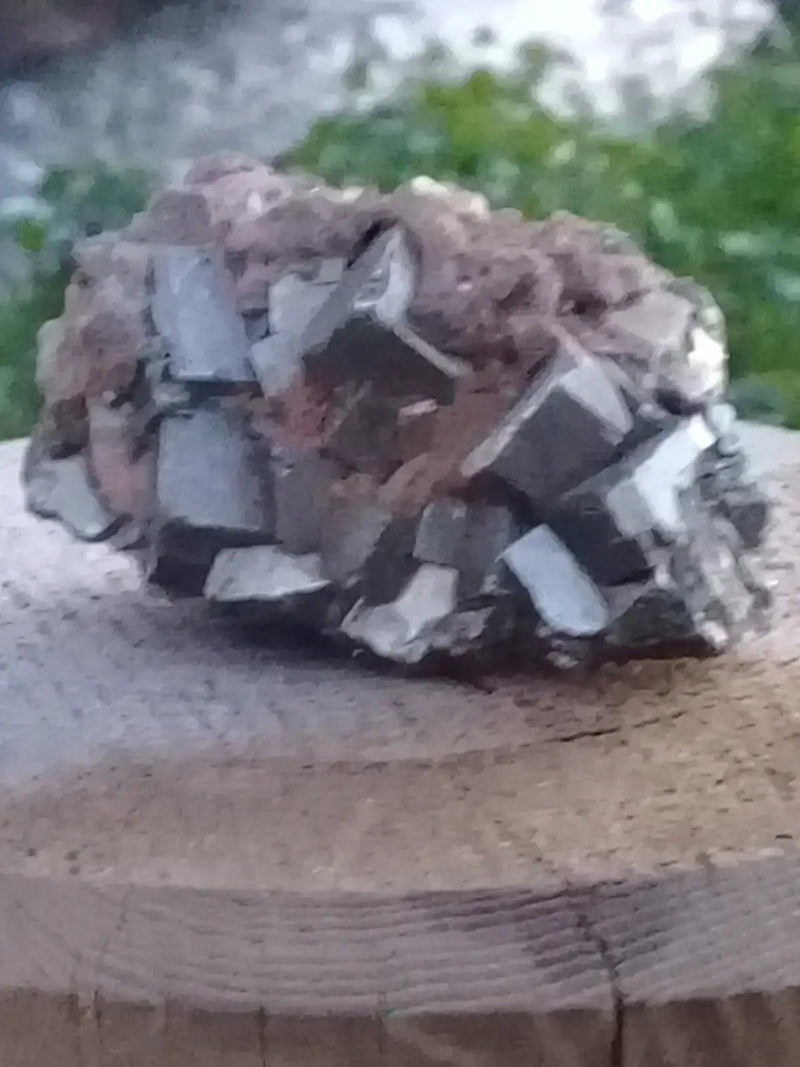 Chargez l&#39;image dans la visionneuse de la galerie, Pyrite pierre brute d’Amérique du Sud sur matrice Grade A++++ Pyrite brute
