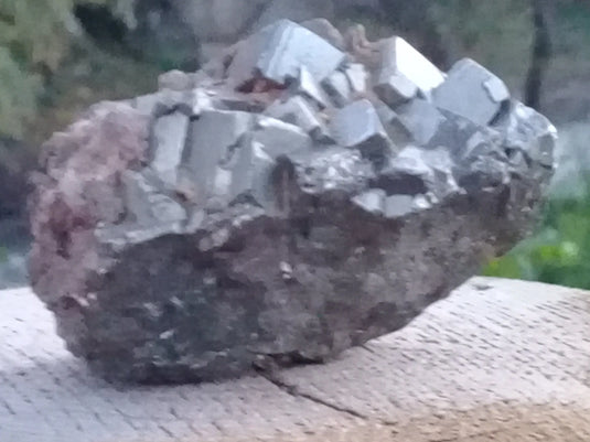 Pyrite pierre brute d’Amérique du Sud sur matrice Grade A++++ Pyrite brute Dans la besace du p'tit Poucet   
