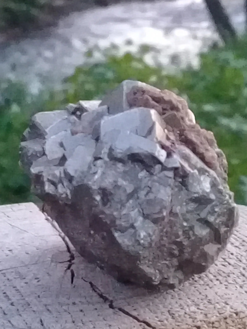 Cargue la imagen en el visor de la galería, Pyrite pierre brute d’Amérique du Sud sur matrice Grade A++++ Pyrite brute Dans la besace du p&#39;tit Poucet   
