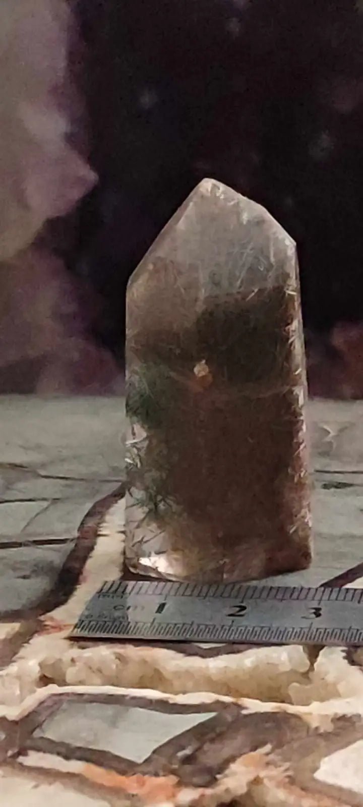 Chargez l&#39;image dans la visionneuse de la galerie, Quartz à inclusions de chlorite et de rutile du Brésil colonne Grade A++++ Quartz rutile
