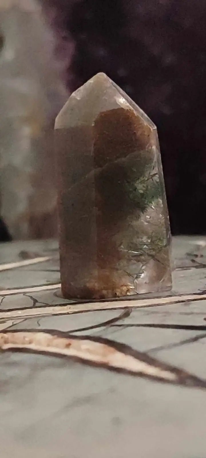 Chargez l&#39;image dans la visionneuse de la galerie, Quartz à inclusions de chlorite et de rutile du Brésil colonne Grade A++++ Quartz rutile
