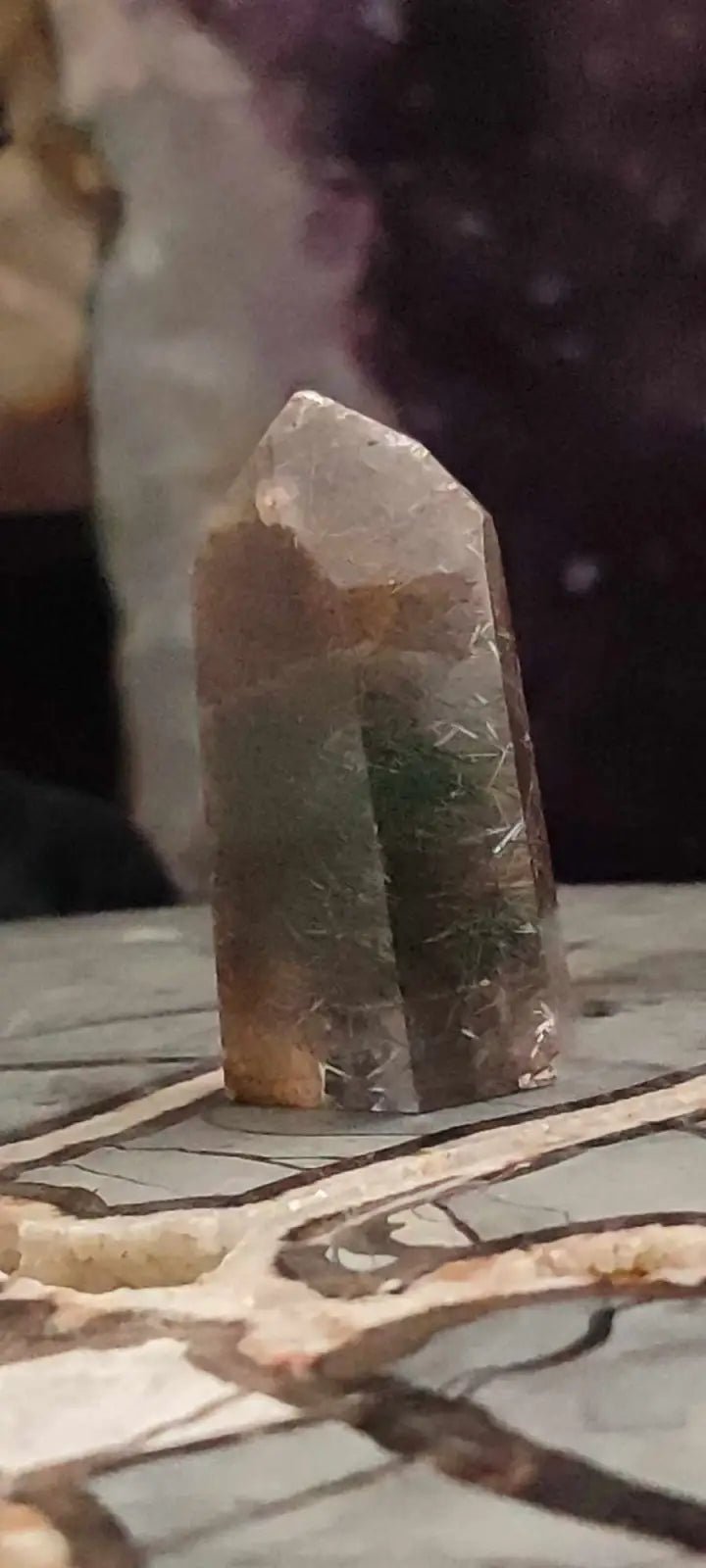 Chargez l&#39;image dans la visionneuse de la galerie, Quartz à inclusions de chlorite et de rutile du Brésil colonne Grade A++++ Quartz rutile
