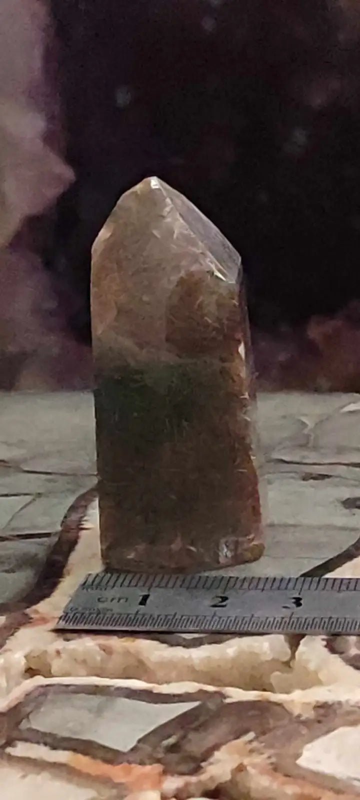 Chargez l&#39;image dans la visionneuse de la galerie, Quartz à inclusions de chlorite et de rutile du Brésil colonne Grade A++++ Quartz rutile
