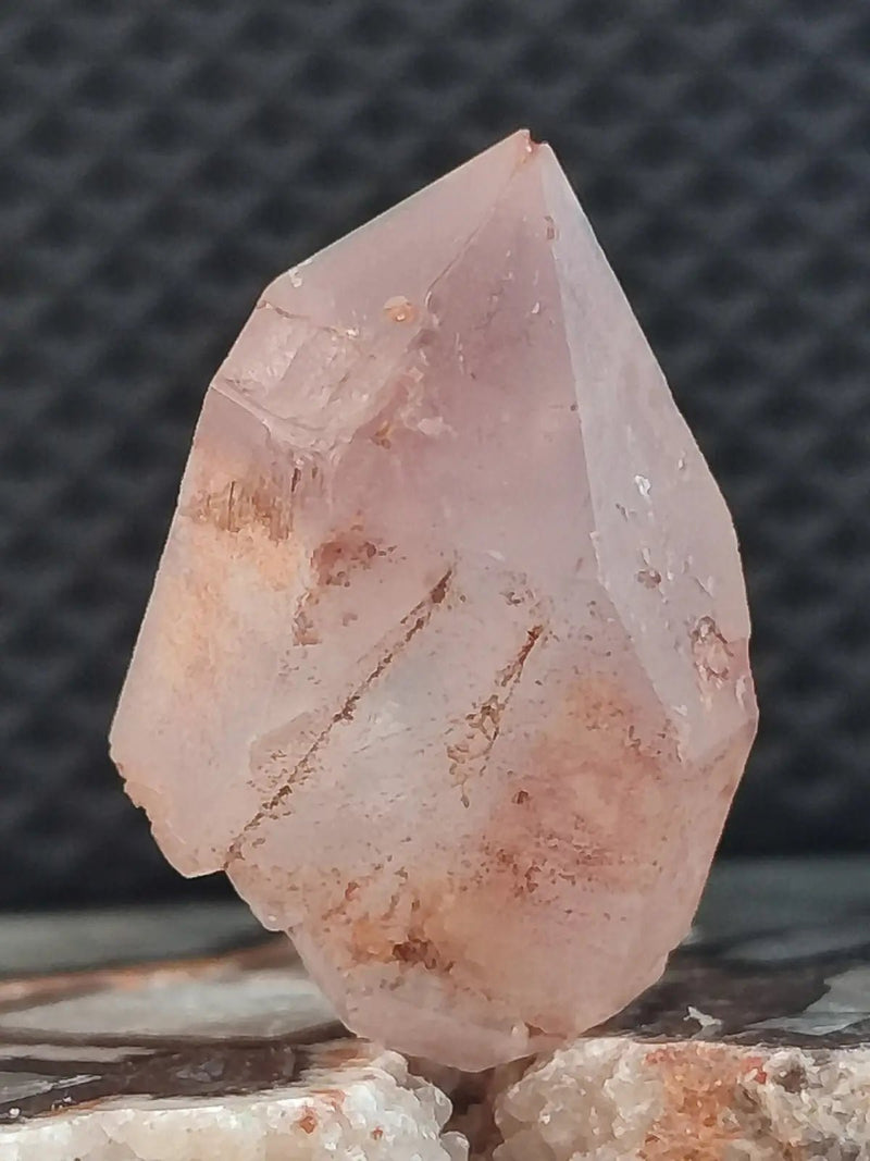 Load image into Gallery viewer, Quartz lithium du Brésil - Pierre roulée - Grade Prémium - Antistress et Lâcher prise Quartz Lithium du Brésil
