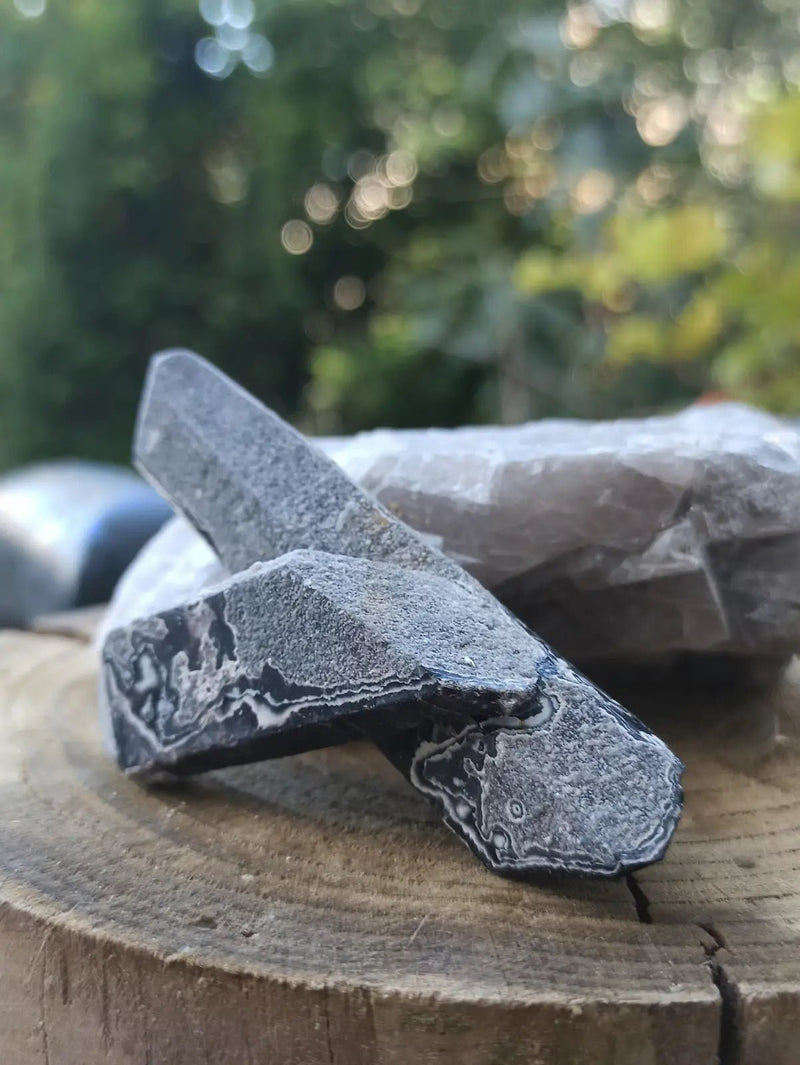 Load image into Gallery viewer, Quartz noir de Mongolie pointe brute Grade A++++ ’RARE’ Quartz noir de Mongolie
