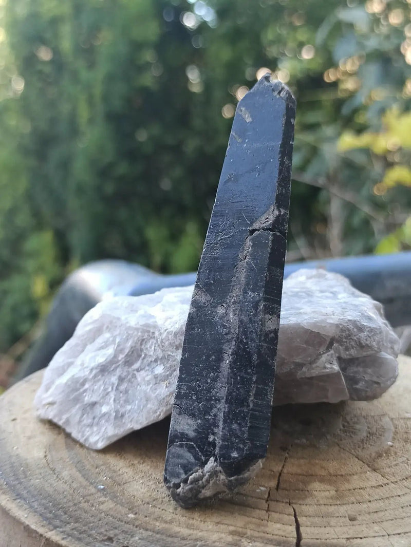 Load image into Gallery viewer, Quartz noir de Mongolie pointe brute Grade A++++ ’RARE’ Quartz noir de Mongolie
